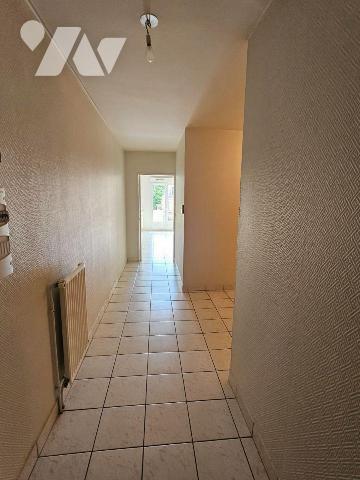 Situé au premier étage d'une résidence quartier des marins, cet appartement de deux pièces prin...