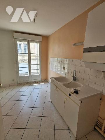 Situé au premier étage d'une résidence quartier des marins, cet appartement de deux pièces prin...