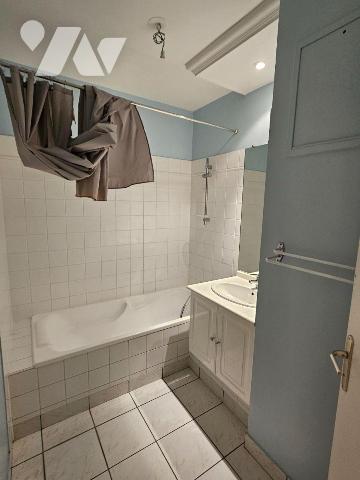 Situé au premier étage d'une résidence quartier des marins, cet appartement de deux pièces prin...