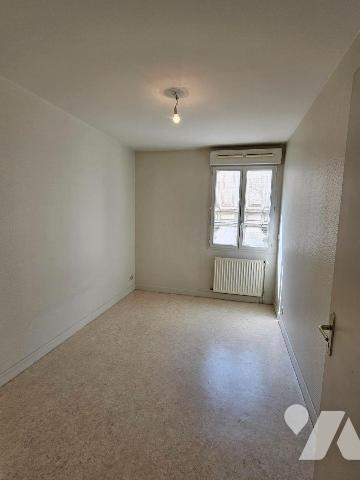 Situé au premier étage d'une résidence quartier des marins, cet appartement de deux pièces prin...