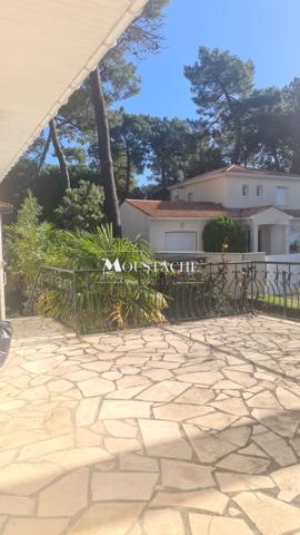 VILLA FAMILIALE BALNÉAIRE AUX BEAUX VOLUMES - A 200m DE LA PLAGE DANS CADRE BOISÉ -