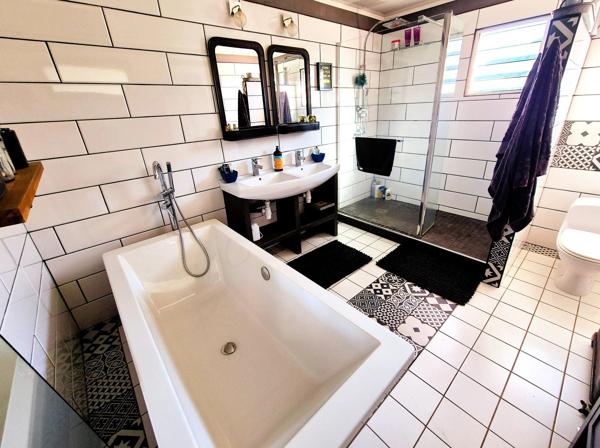 LA POSSESSION / DOS D'ANE / GRANDE MAISON AVEC POTENTIEL