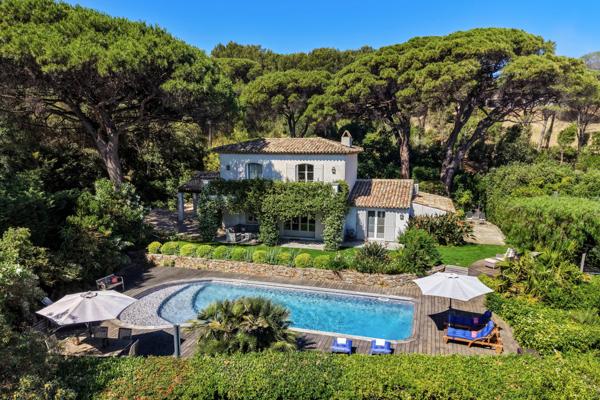 Propriété de charme offrant cinq chambres dans un domaine privé située entre Les Salins et Les Canebiers