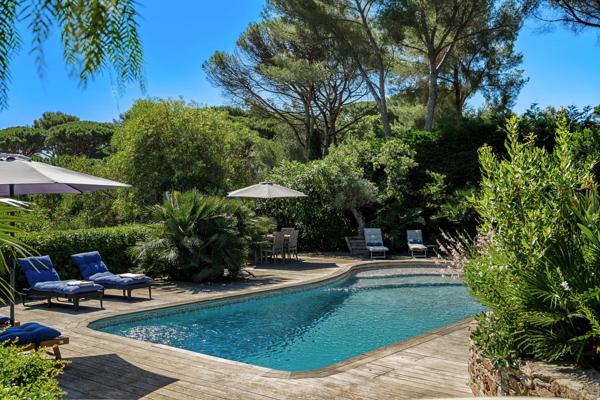 Propriété de charme offrant cinq chambres dans un domaine privé située entre Les Salins et Les Canebiers