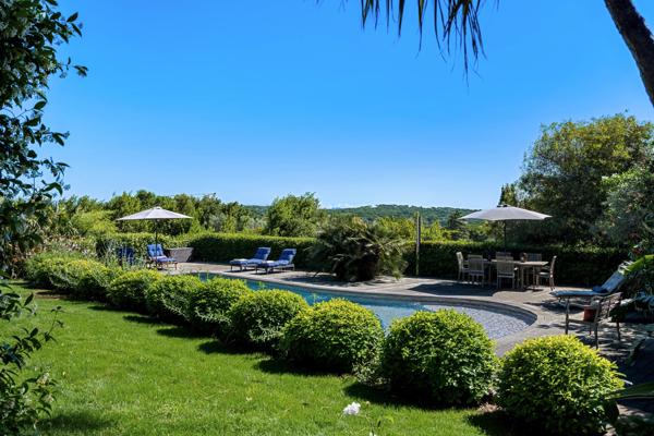 Propriété de charme offrant cinq chambres dans un domaine privé située entre Les Salins et Les Canebiers