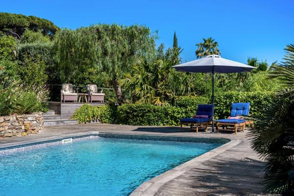 Propriété de charme offrant cinq chambres dans un domaine privé située entre Les Salins et Les Canebiers