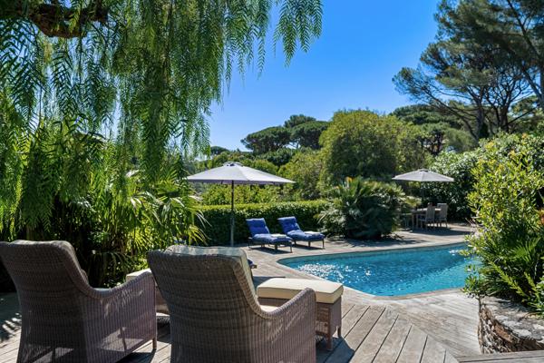 Propriété de charme offrant cinq chambres dans un domaine privé située entre Les Salins et Les Canebiers