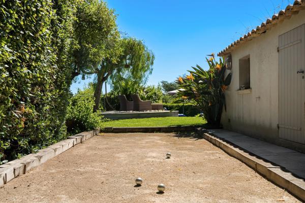 Propriété de charme offrant cinq chambres dans un domaine privé située entre Les Salins et Les Canebiers