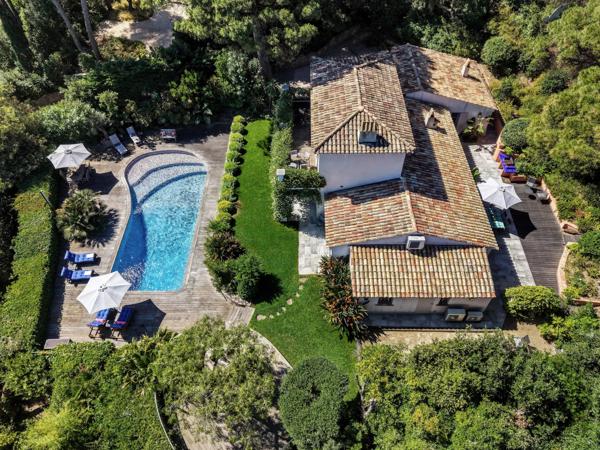 Propriété de charme offrant cinq chambres dans un domaine privé située entre Les Salins et Les Canebiers