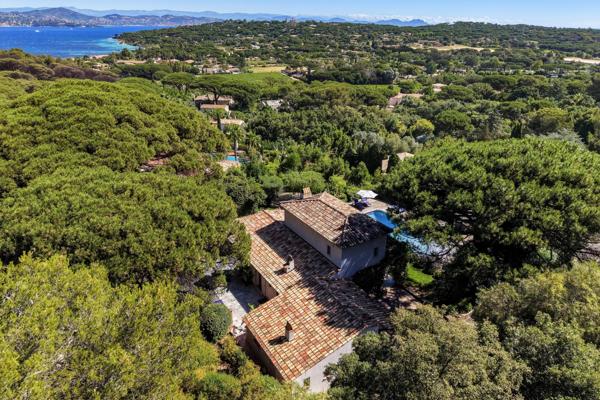 Propriété de charme offrant cinq chambres dans un domaine privé située entre Les Salins et Les Canebiers