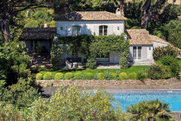 Propriété de charme offrant cinq chambres dans un domaine privé située entre Les Salins et Les Canebiers