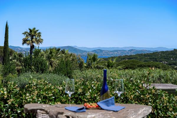 Propriété de charme offrant cinq chambres dans un domaine privé située entre Les Salins et Les Canebiers