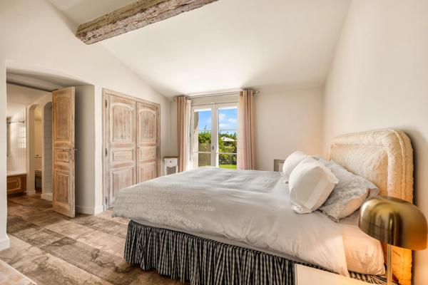 Propriété de charme offrant cinq chambres dans un domaine privé située entre Les Salins et Les Canebiers