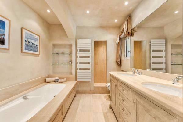 Propriété de charme offrant cinq chambres dans un domaine privé située entre Les Salins et Les Canebiers