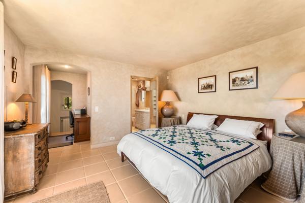 Propriété de charme offrant cinq chambres dans un domaine privé située entre Les Salins et Les Canebiers