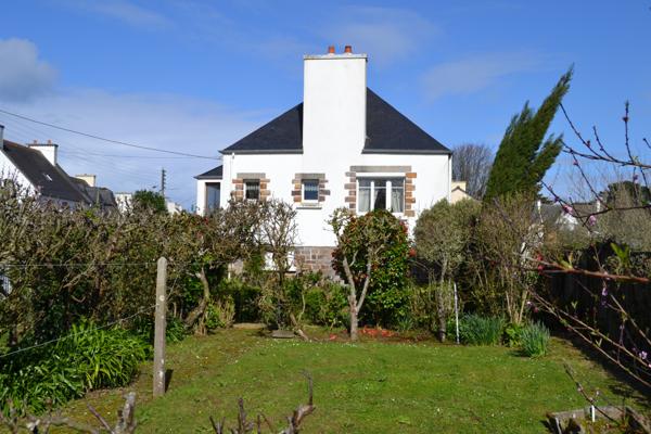 Plougasnou (29630) Plougasnou bourg, maison 1950 toiture refaite sur 600 m2 de jardin clos.