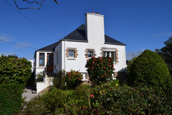 Plougasnou (29630) Plougasnou bourg, maison 1950 toiture refaite sur 600 m2 de jardin clos.