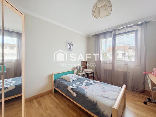 Maison de 164 m² divisée en 2 appartements à Bobigny