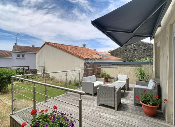 Maison familiale en pierre à vendre dans le bourg du Fief Sauvin