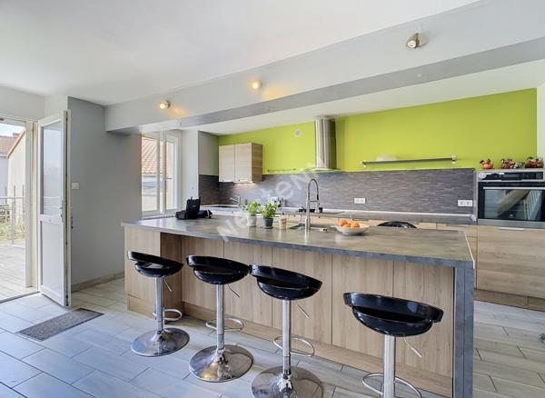 Maison familiale en pierre à vendre dans le bourg du Fief Sauvin