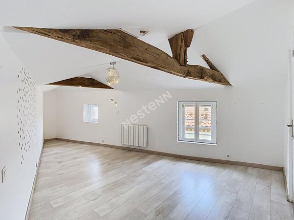 Maison familiale en pierre à vendre dans le bourg du Fief Sauvin