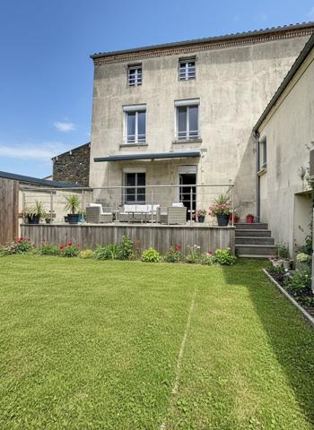 Maison familiale en pierre à vendre dans le bourg du Fief Sauvin