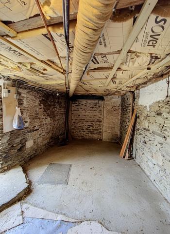 Maison familiale en pierre à vendre dans le bourg du Fief Sauvin
