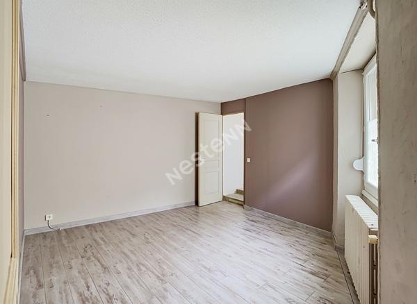 Maison familiale en pierre à vendre dans le bourg du Fief Sauvin