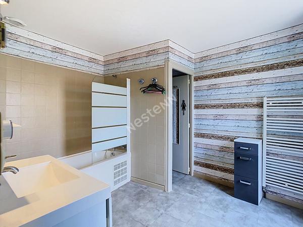 Maison familiale en pierre à vendre dans le bourg du Fief Sauvin