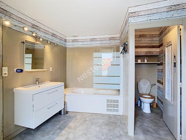 Maison familiale en pierre à vendre dans le bourg du Fief Sauvin