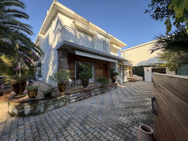 Montpellier (34000) Montpellier Cité MION. Maison d'architecte avec 4 chambres & piscine.