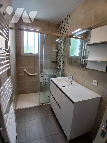 Pavillon avec terrain clos et dépendances