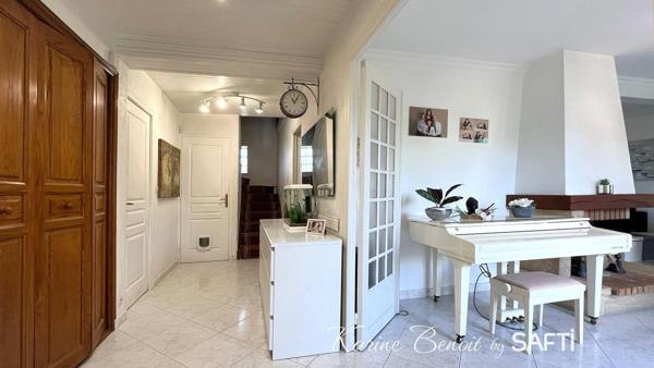 Un havre de paix aux allures de "maison de vacances" : piscine, jardin paysager et atmosphère zen