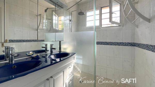 Un havre de paix aux allures de "maison de vacances" : piscine, jardin paysager et atmosphère zen