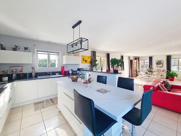 Magnifique Maison de plus de 150m² avec dépendance, piscine et double garage , Vayres