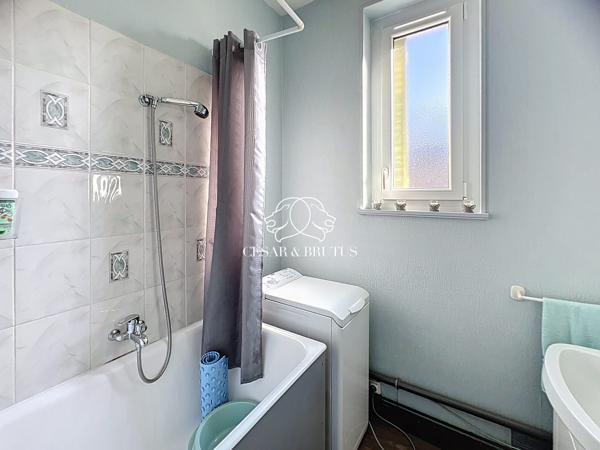Ensemble de 3 appartements en copropriété dans un immeuble à Thizy