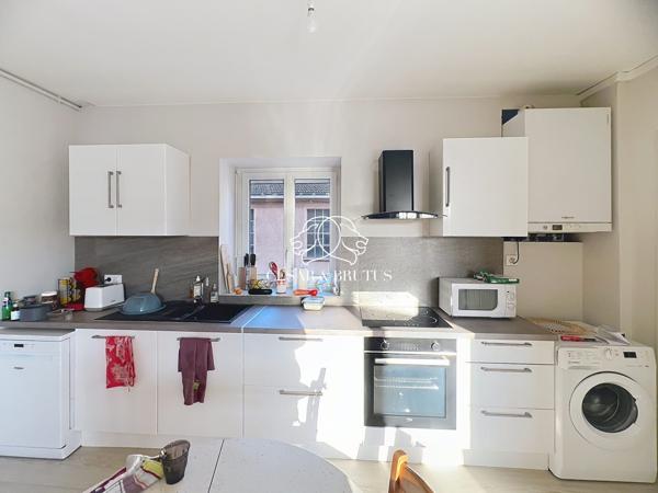 Ensemble de 3 appartements en copropriété dans un immeuble à Thizy