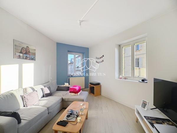 Ensemble de 3 appartements en copropriété dans un immeuble à Thizy