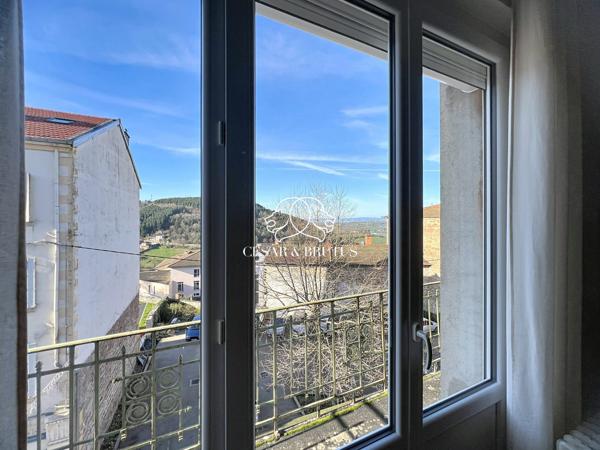 Ensemble de 3 appartements en copropriété dans un immeuble à Thizy