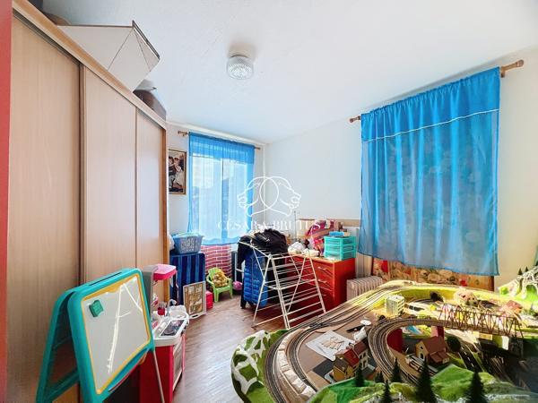 Ensemble de 3 appartements en copropriété dans un immeuble à Thizy