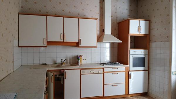 Maison de ville avec jardin et vaste espace aménageable.