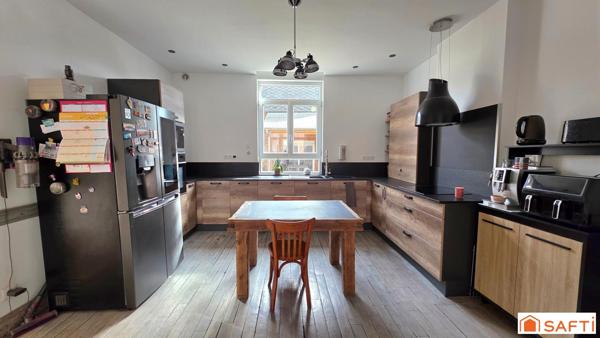 Superbe maison bourgeoise T7, cour et garage avec combles aménageables