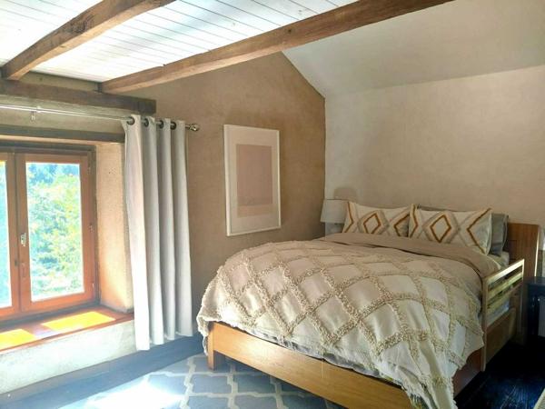 Maison en pierre avec grange et possibilité de gîtes – Piégut-Pluviers (Dordogne)