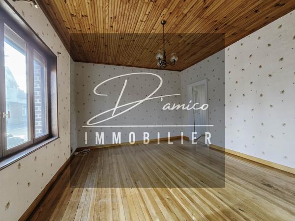 Maison semi-individuelle à escaudœuvres avec double accès, grands volumes et fort potentiel