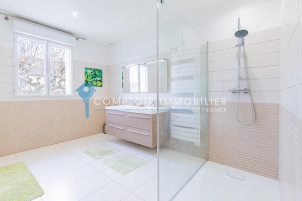 Maison
                                                                                                                                                                                                                                                                                                                        6 pièce(s)                                                                                                                                                                                                          4 chambre(s)                                                                                                                                                                                                          200  m²
