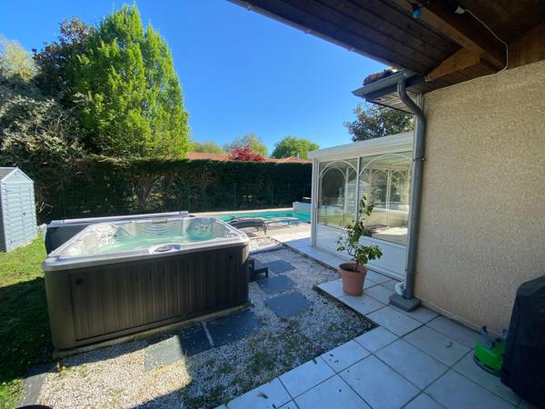 Maison de plain pied, jardin, piscine, jacuzzi