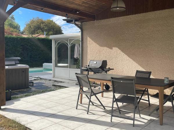 Maison de plain pied, jardin, piscine, jacuzzi