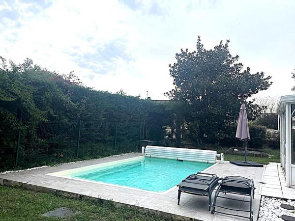 Maison de plain pied, jardin, piscine, jacuzzi