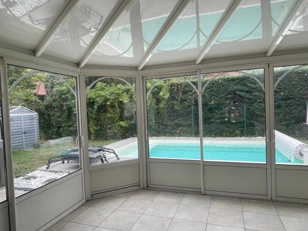 Maison de plain pied, jardin, piscine, jacuzzi