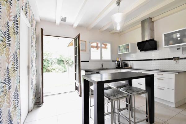 Maison de plain pied, jardin, piscine, jacuzzi